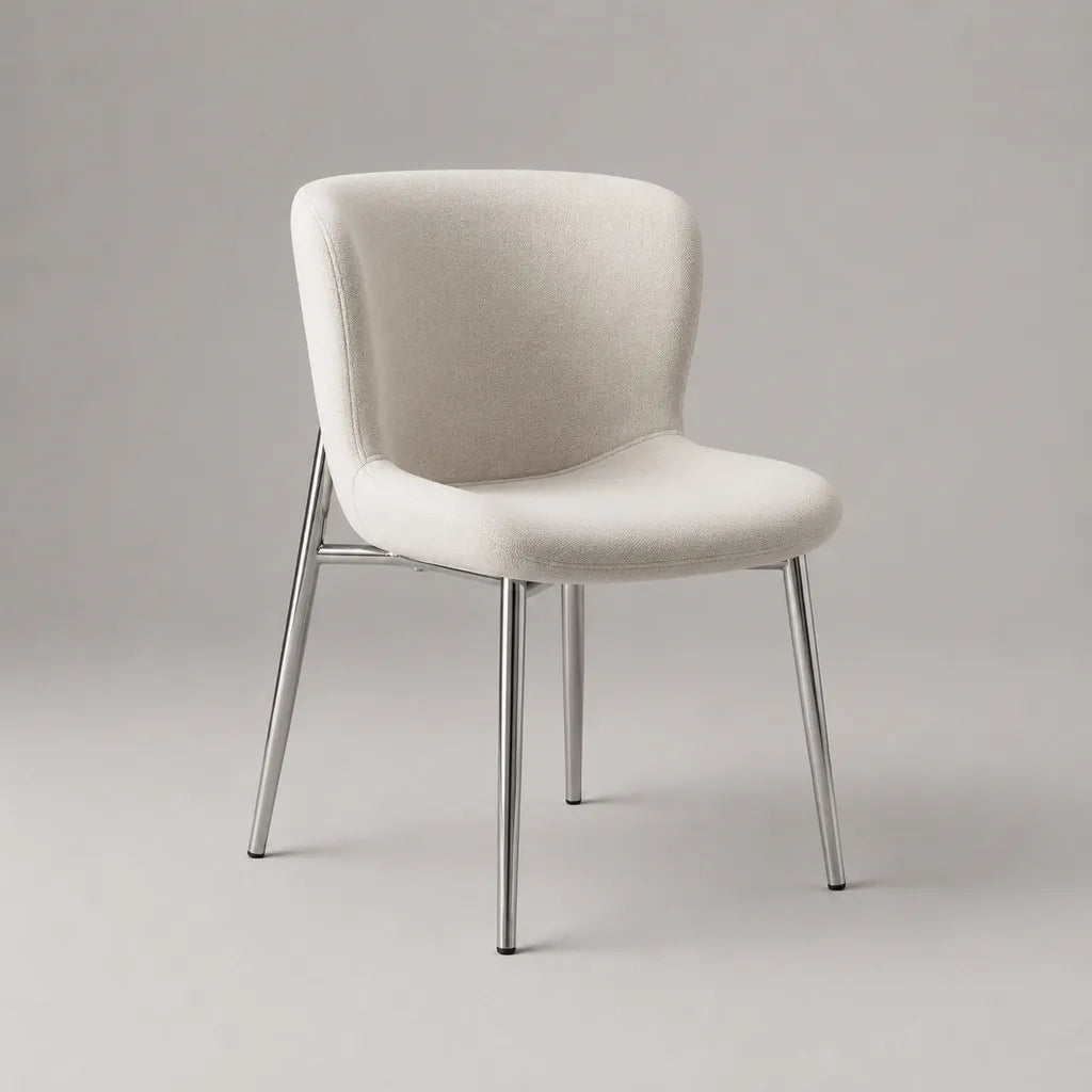Sedia da pranzo imbottita in poliestere avorio con gambe in acciaio cromato, schienale curvo, 52 x 58 x 81 cm